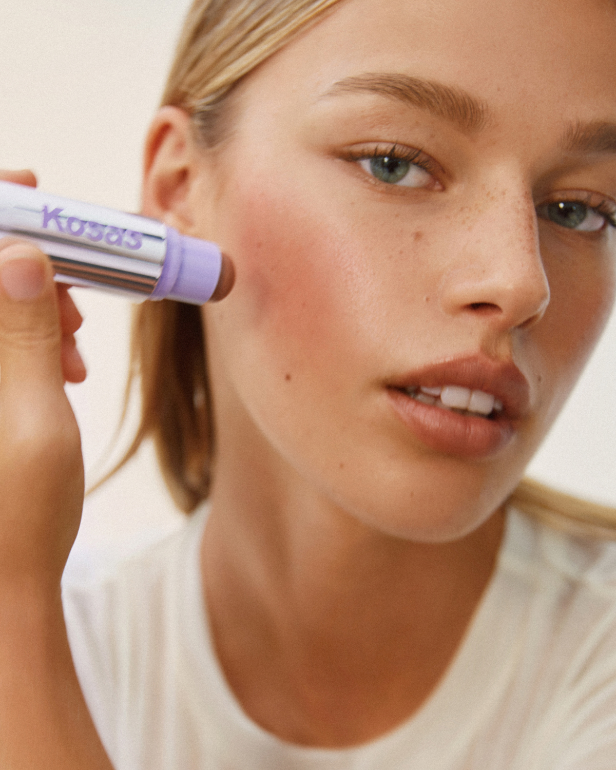 El nuevo colorete en stick que también puedes usar en los labios y deja efecto buena cara durante horas